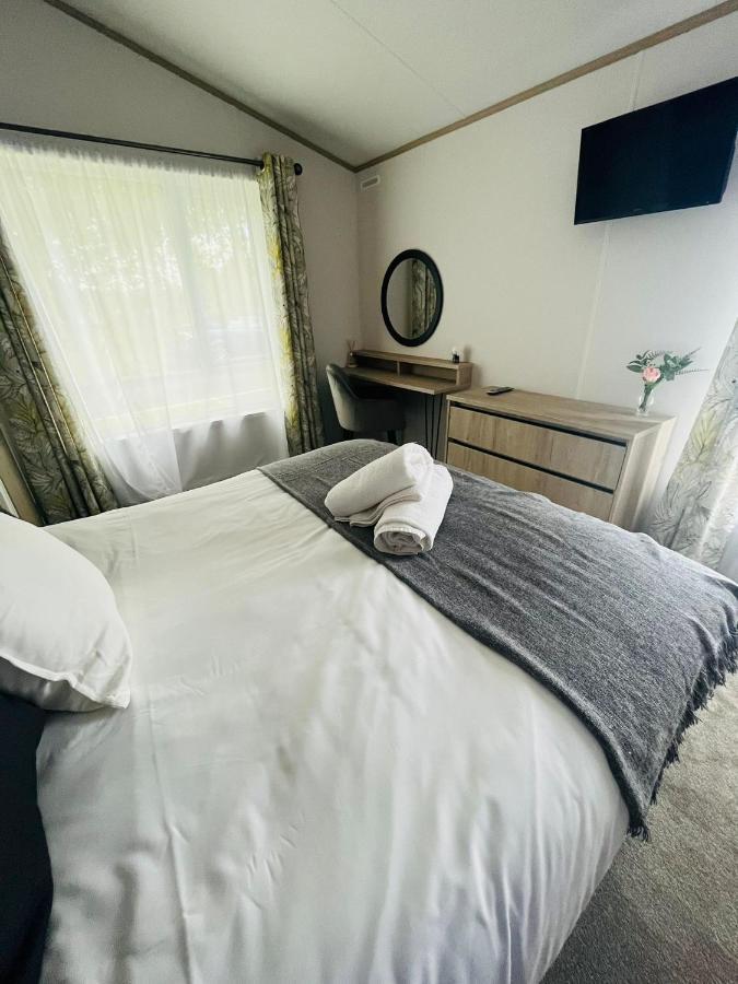 Fir Tree Lodge With Hot Tub York Bagian luar foto