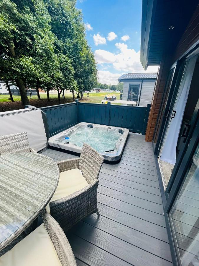 Fir Tree Lodge With Hot Tub York Bagian luar foto
